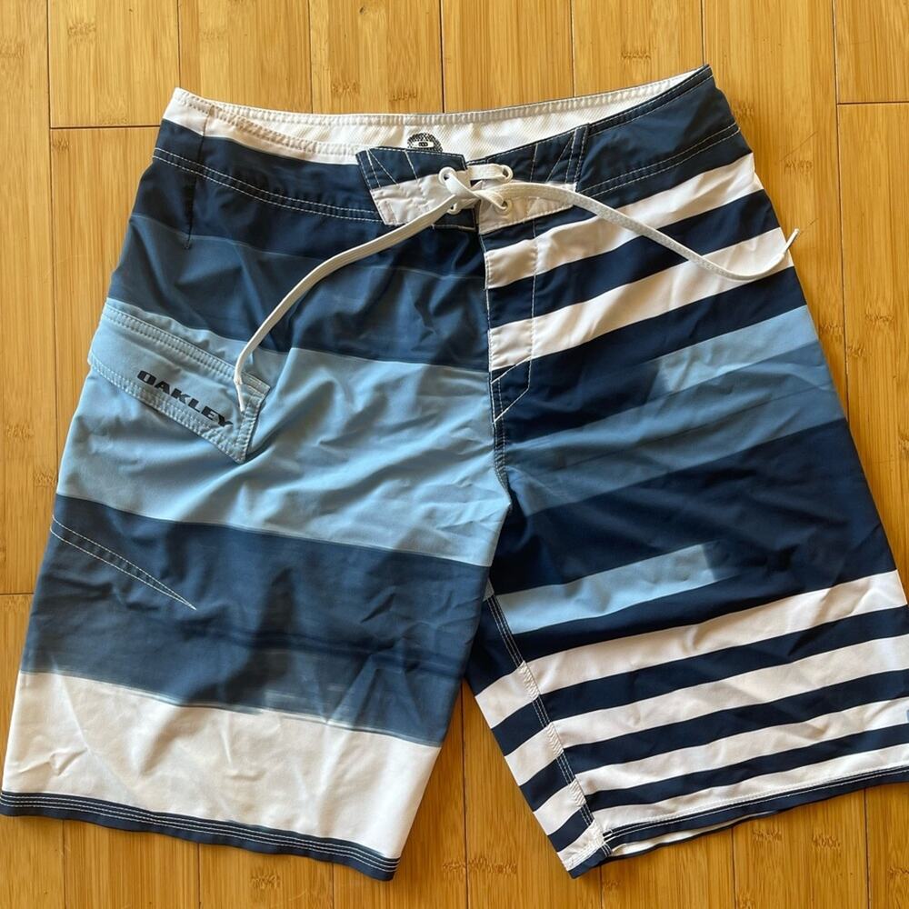 Men’s Blue Striped Oakley Swim Trunks Size 32 No Built in